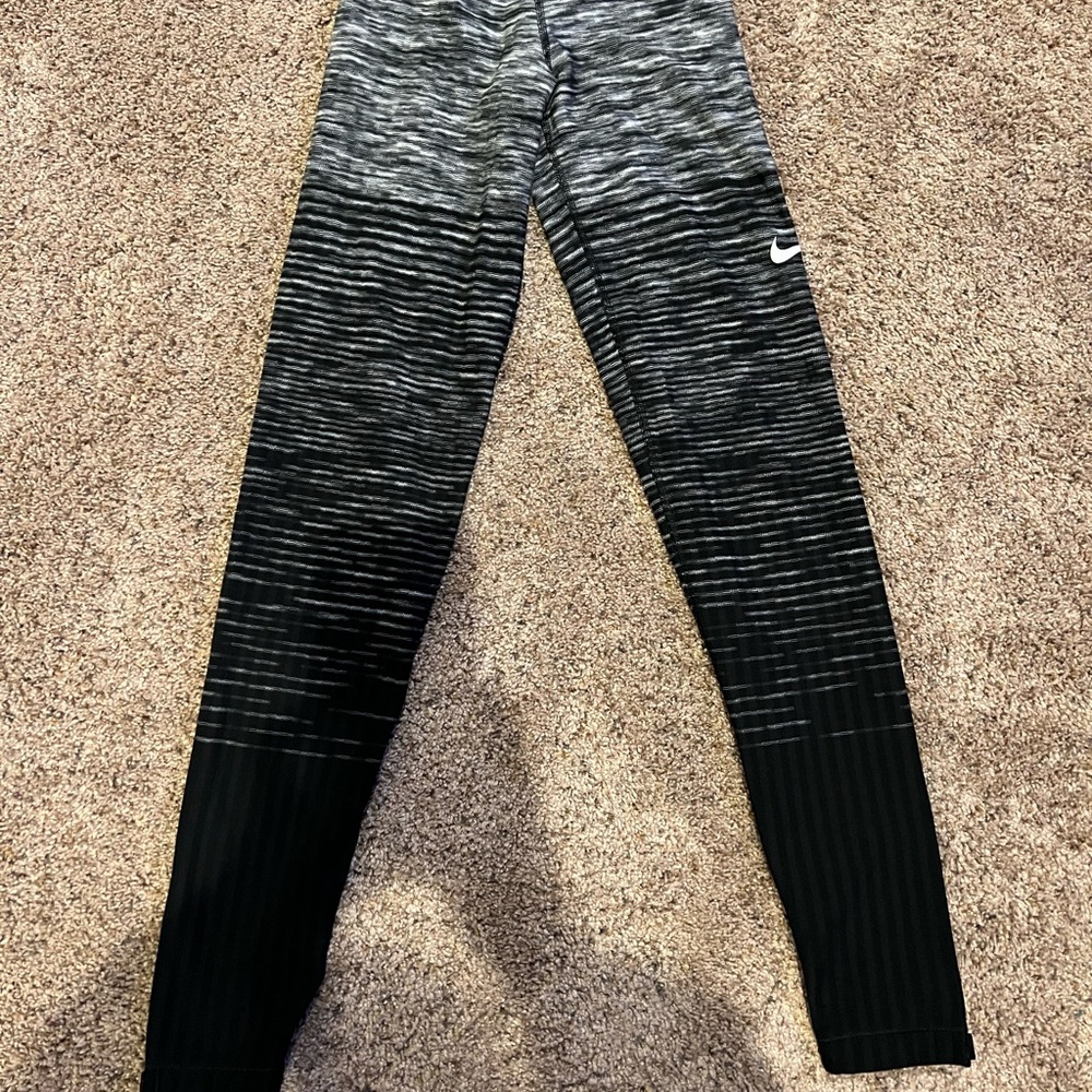 Nike workout leggings size xs. Black an white heathered
